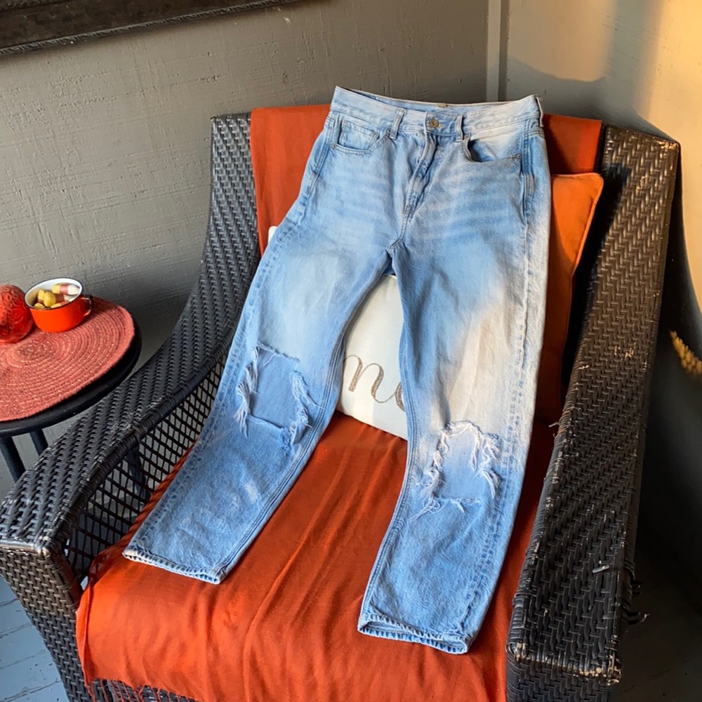 American Eagle Outfitters Ripped Mom Jean Size 6